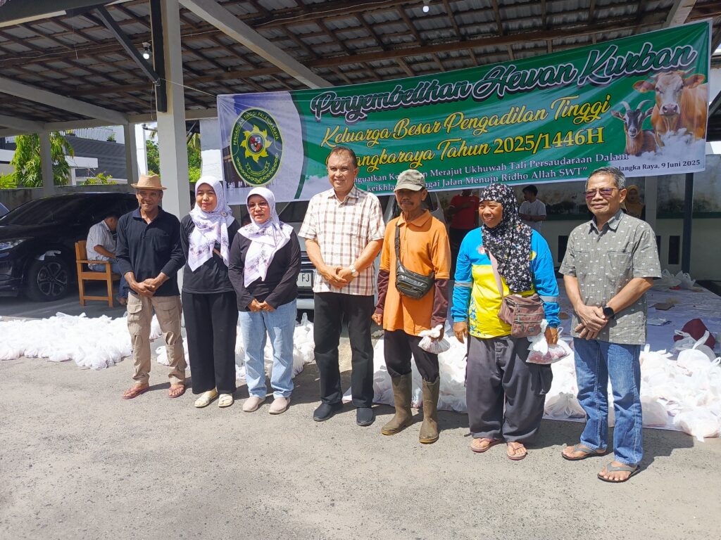 Pengadilan Tinggi Palangka Raya Tebar Daging Kurban, Sasar Pasukan Kebersihan hingga Ojek Online